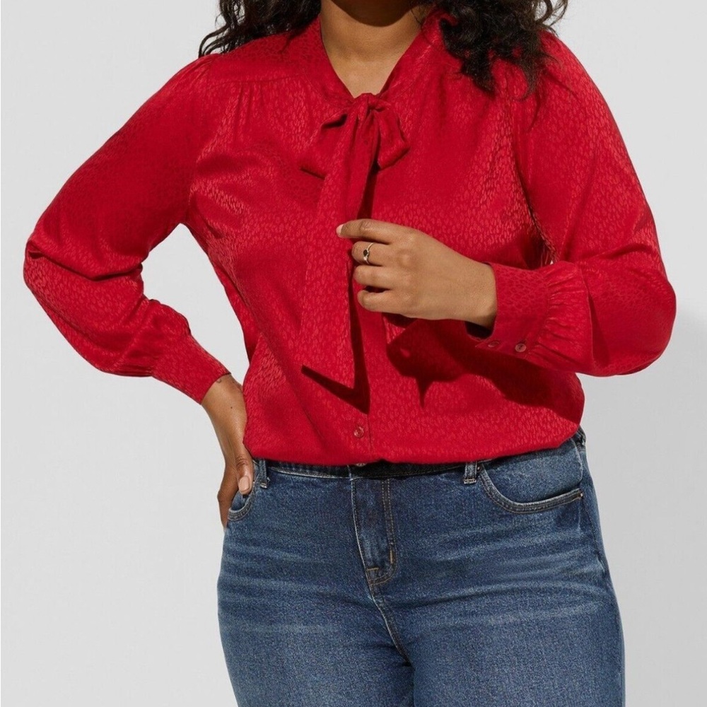 4/50$ Torrid Satin Jacquard Tie Neck Button Up Blouse